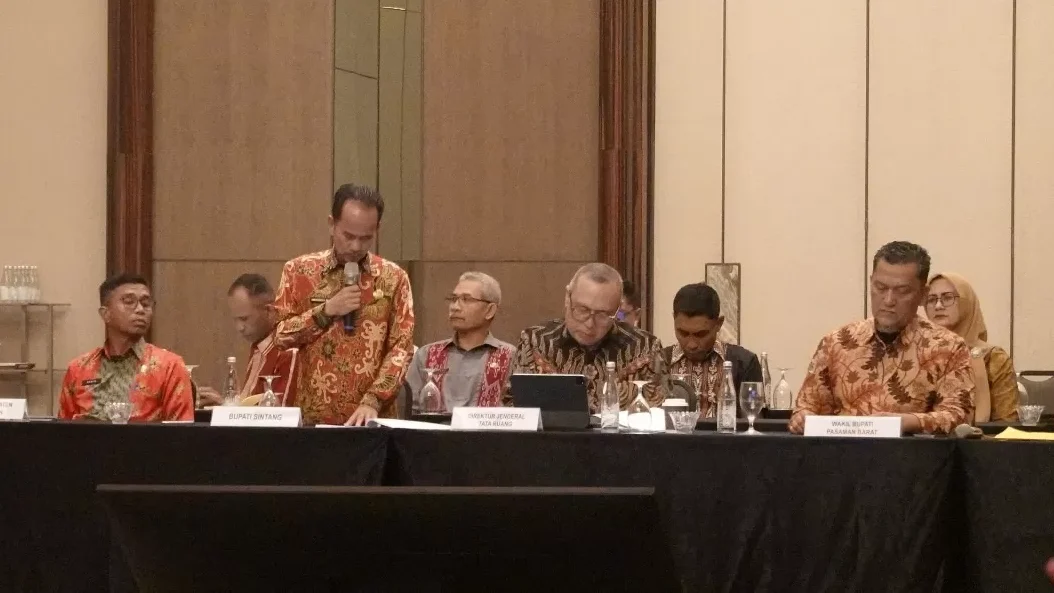 Bupati Sintang, Gregorius Herkulanus Bala, saat memaparkan Rancangan Detail Tata Ruang (RDTR) Perkotaan Kelam di hadapan pejabat Kementerian ATR/BPN di Jakarta, Kamis (27/11).