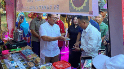 Bupati Kubu Raya Sujiwo saat meresmikan Gerai UMKM berbasis QRIS di kawasan Tugu Alianyang, Sungai Ambawang, Sabtu (8/11/2025).