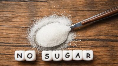 "Asupan gula harian dibatasi 4 sendok makan. Simak cara mudah mengurangi gula, mulai dari waspada minuman manis, membaca label, hingga ganti camilan."