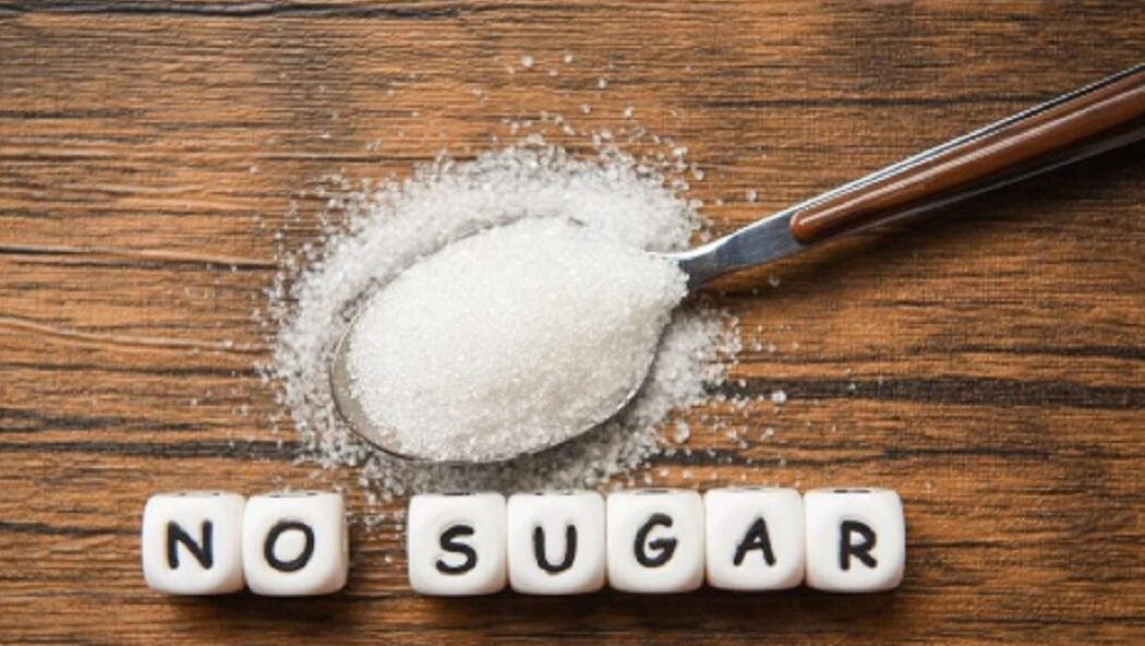 "Asupan gula harian dibatasi 4 sendok makan. Simak cara mudah mengurangi gula, mulai dari waspada minuman manis, membaca label, hingga ganti camilan."