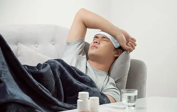 "Stop menggigil karena demam? 4 trik jitu ini, dari istirahat hingga kompres hangat, akan membantu demam cepat turun dan membuat Anda nyaman."