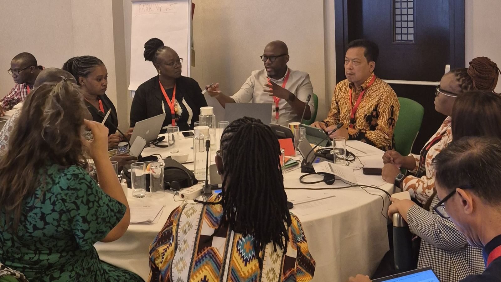 Plt. Deputi Bidang Pencegahan BNPB (berbaju batik) mengikuti rangkaian diskusi dalam kegiatan Communities in Pandemic Preparedness and Response (COPPER) melalui Community Engagement (CE) dan Community-led Monitoring (CLM) yang diselenggarakan pada 27–29 Oktober 2025 di Nairobi, Kenya.