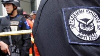 Densus 88 menangkap lima tersangka dewasa yang diduga menjadi perekrut anak ke kelompok terorisme, menggunakan modus media sosial dan game online.