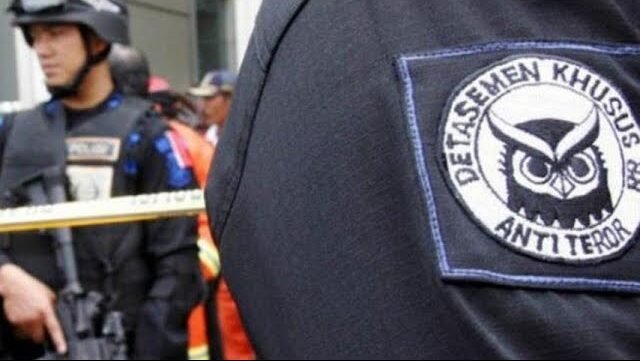 Densus 88 menangkap lima tersangka dewasa yang diduga menjadi perekrut anak ke kelompok terorisme, menggunakan modus media sosial dan game online.