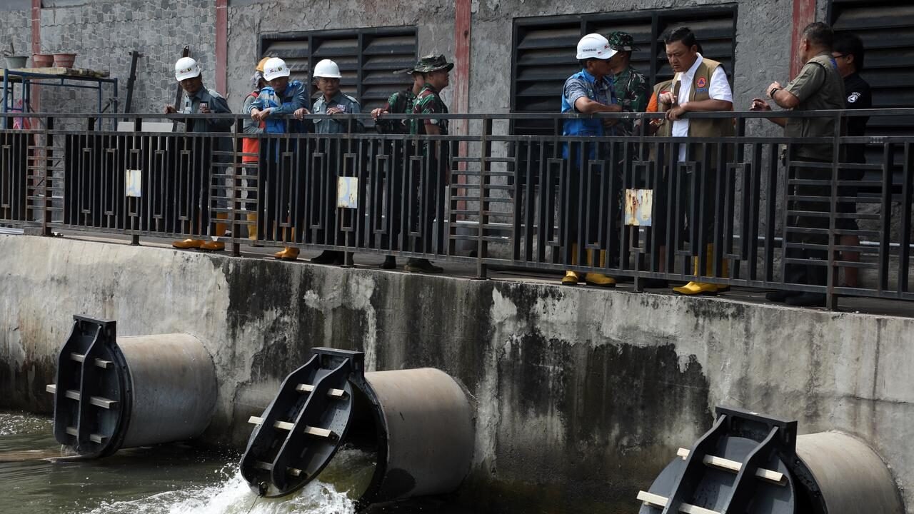 Deputi Bidang Penanganan Darurat BNPB, Mayjen TNI Budi Irawan, saat meninjau langsung hambatan teknis di outlet Kolam Retensi Terboyo, Semarang, Jumat (31/10/2025).