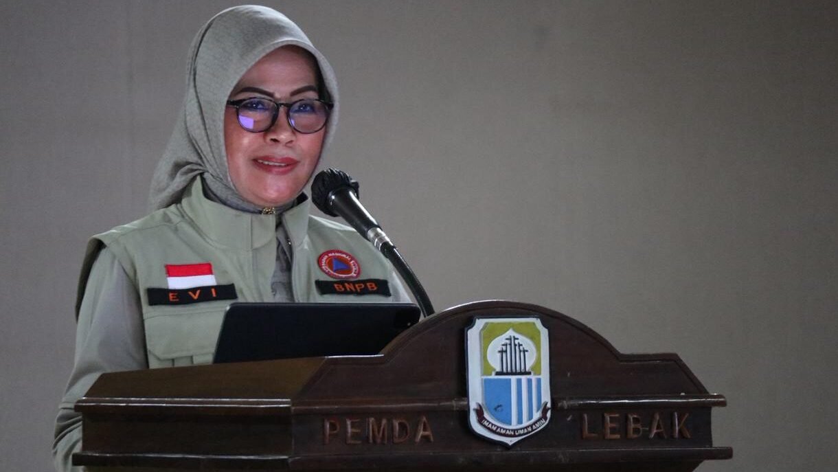 Deputi Bidang Logistik dan Peralatan BNPB, Andi Eviana, memberikan arahan dalam Sosialisasi Dana Bersama dan Penanaman Vegetasi di Kantor Bupati Lebak, Rangkasbitung, Kabupaten Lebak, Provinsi Banten, Rabu (19/11).