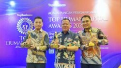 Direktur Utama Bank Kalbar, H. Rokidi (tengah), menerima penghargaan Top Human Capital Awards 2025 di Hotel Raffles Jakarta, Selasa (4/11/2025). Foto: HO/Faktakalbar.id