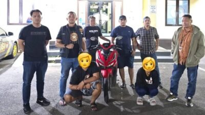 Dua terduga pelaku penggelapan GA dan VW saat diamankan Tim Spartan Polsek Pontianak Barat beserta barang bukti sepeda motor Honda Vario. (Dok. Polsek Pontianak Barat)