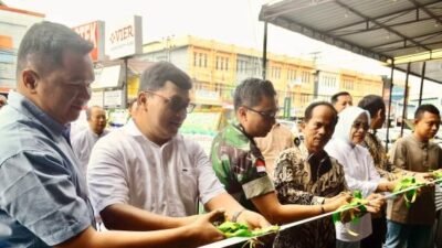 "Bupati Sintang Gregorius Herkulanus Bala meresmikan Elsana Sintang. Ia berharap kuliner modern ini dapat menyerap tenaga kerja dan meningkatkan PAD."