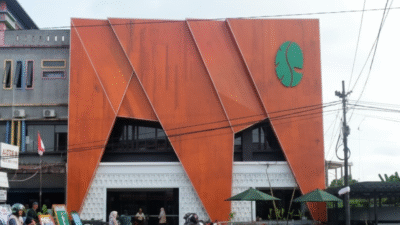 "Cari tempat ngopi di Sintang yang asyik? Cek 5 rekomendasi ini, mulai dari Elsana Sintang yang modern hingga warkop legendaris."