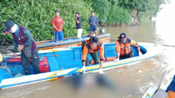 Tim gabungan saat mengevakuasi jenazah Yudi (40) yang ditemukan mengapung di Sungai Sayuk, Desa Sansat, Kecamatan Toba, Kabupaten Sanggau, Rabu (26/11/2025).