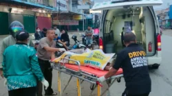 Petugas kepolisian saat mengevakuasi jenazah pria yang ditemukan meninggal dunia di tepi Jalan Jurusan Anjungan, Sungai Pinyuh, Sabtu (29/11/2025).