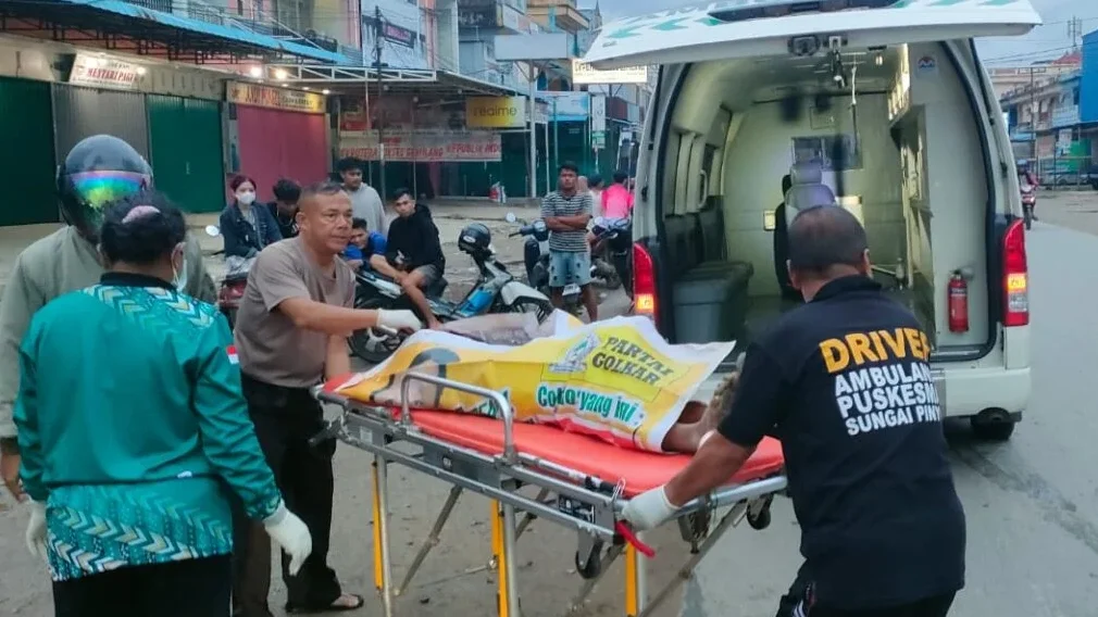 Petugas kepolisian saat mengevakuasi jenazah pria yang ditemukan meninggal dunia di tepi Jalan Jurusan Anjungan, Sungai Pinyuh, Sabtu (29/11/2025).