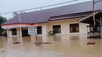Banjir merendam wilayah Kabupaten Aceh Barat sejak Rabu (26/11/2025). Banjir dipicu luapan air sungai Krueng Woyla dan Meureubo setelah sebelumnya hujan deras turun di wilayah tersebut. Sebanyan 183 unit rumah dilaporkan terdampak. Foto: HO/Faktakalbar.id