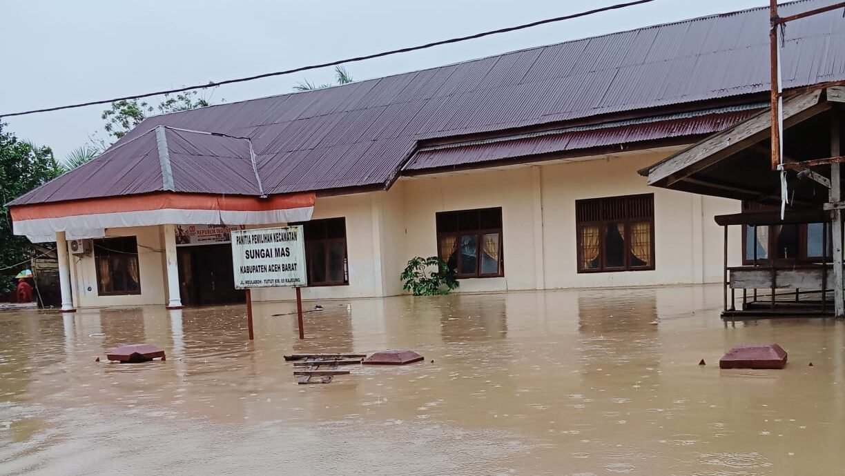 Banjir merendam wilayah Kabupaten Aceh Barat sejak Rabu (26/11/2025). Banjir dipicu luapan air sungai Krueng Woyla dan Meureubo setelah sebelumnya hujan deras turun di wilayah tersebut. Sebanyan 183 unit rumah dilaporkan terdampak. Foto: HO/Faktakalbar.id