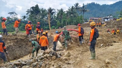 Tim gabungan melakukan operasi pencarian dan pertolongan terhadap korban longsor di Desa Pandanarum, Kecamatan Pandanarum, Kabupaten Banjarnegara, Jawa Tengah, Jumat (21/11).