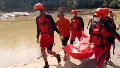 Tim SAR gabungan saat melakukan proses evakuasi jenazah nelayan yang ditemukan meninggal dunia di tepi Sungai Laur, Kecamatan Simpang Hulu, Ketapang, Jumat (7/11/2025). (Dok. Ist)