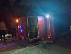 Diduga Mengantuk, Truk Sembako Hantam Pembatas Jembatan dan Terguling di Beduai