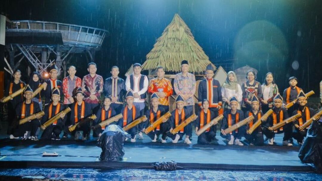 Festival Budaya Perbatasan 2025 di Jagoi Babang, Bengkayang, sukses digelar. Wabup Syamsul Rizal sebut budaya jadi perekat persatuan di perbatasan RI-Malaysia.