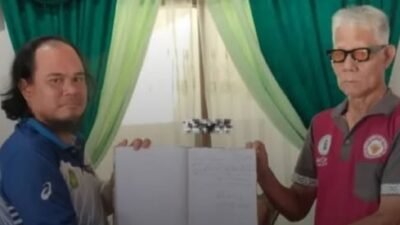 Ahli waris keluarga pelaku, Frans Yodian (kiri), saat menyerahkan laporan resmi kepada pengurus adat Desa Hilir Kantor, Kecamatan Ngabang, Rabu (5/11/2025).