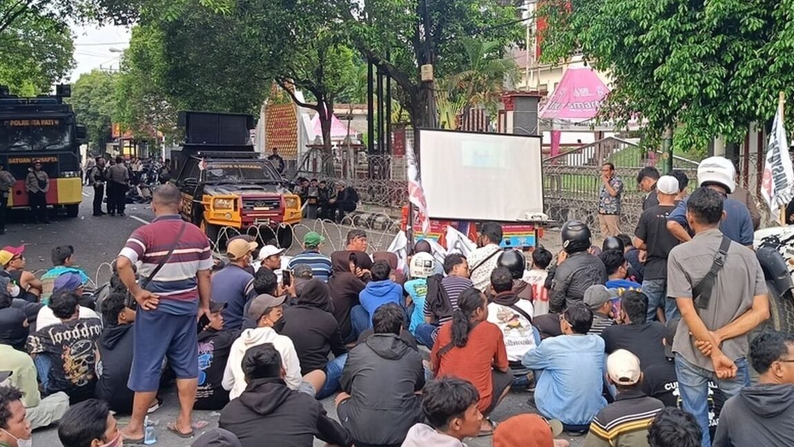 "DPRD Pati resmi menolak pemakzulan Bupati Sudewo dalam rapat paripurna. Hanya Fraksi PDIP yang mendukung, sementara 6 fraksi lain memberi rekomendasi perbaikan."