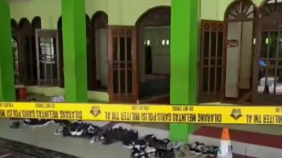 Garis polisi di sekitar lokasi ledakan Masjid SMAN 72 Kelapa Gading, Jakarta Utara, Jumat (7/11/2025).