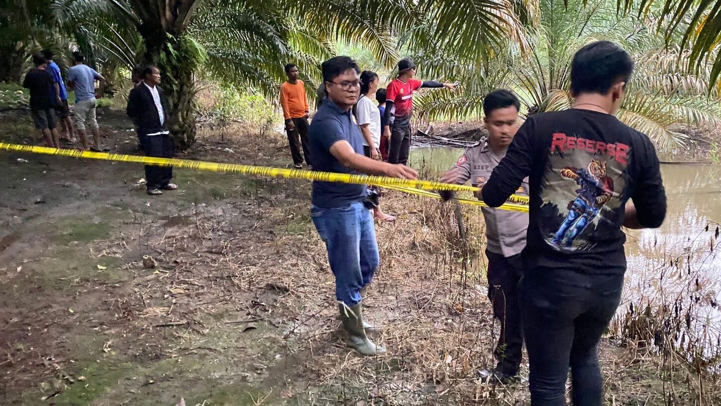 Personel Polsek Tayan Hulu memasang garis polisi di lokasi kejadian tebing longsor yang menewaskan seorang bocah (VDP) di Dusun Peruan Dalam, Tayan Hulu, Rabu (5/11/2025).