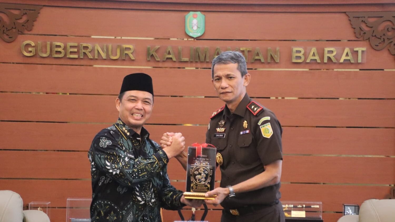 Gubernur Kalimantan Barat, Ria Norsan (kiri), menerima kunjungan silaturahmi dari Kajati Kalbar yang baru, Emilwan Ridwan (kanan), di Kantor Gubernur Kalbar, Kamis (6/11/2025).