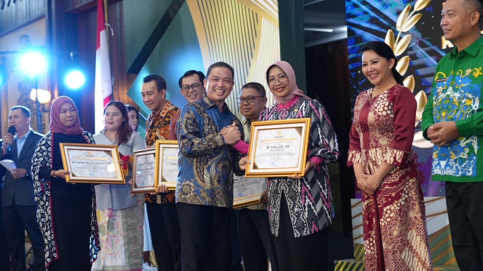 Gubernur Kalbar Ria Norsan menyerahkan penghargaan di malam Penganugerahan Keterbukaan Informasi Badan Publik 2025 di Pendopo Gubernur, Jumat (14/11/2025).