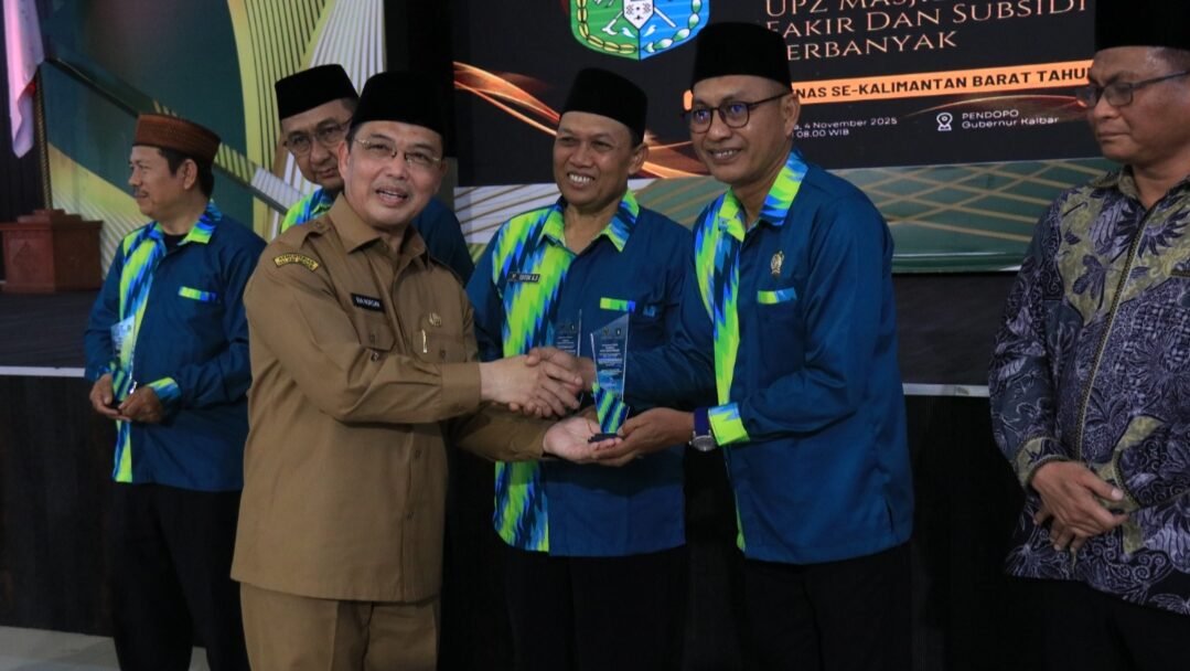 Gubernur Kalbar Ria Norsan, menyerahkan penghargaan Baznas Award kepada salah satu perwakilan UPZ Masjid dalam rangkaian Rakorda Baznas Provinsi Kalbar di Pendopo Gubernur, Selasa (4/11/2025).