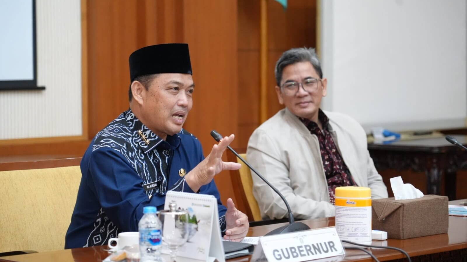 Gubernur Kalbar Ria Norsan saat memimpin Exit Meeting bersama Tim Itjen Kemendagri di Ruang Ruai Telabang Kantor Gubernur Kalbar, Jumat (31/10/2025).