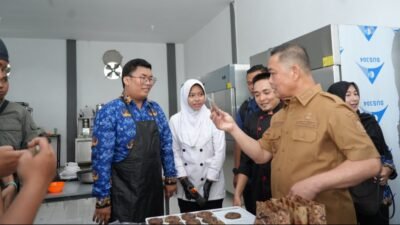 Gubernur Kalimantan Barat, Ria Norsan saat meninjau langsung proses pengolahan di Dapur Makanan Bergizi (MBG) SPPG Ketapang, Senin (17/11/2025).