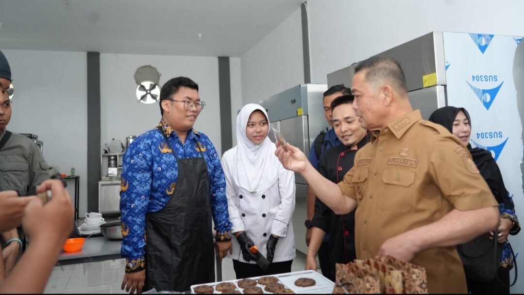 Gubernur Kalimantan Barat, Ria Norsan saat meninjau langsung proses pengolahan di Dapur Makanan Bergizi (MBG) SPPG Ketapang, Senin (17/11/2025).