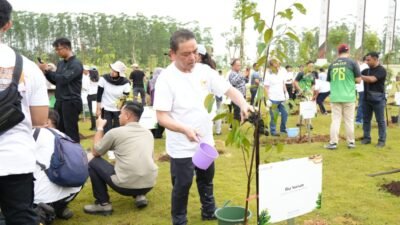 Gubernur Kalbar, Ria Norsan, saat mengikuti kegiatan penanaman pohon di Titik Nol IKN sebagai bagian dari agenda APPSI dan Komisi II DPR RI, Senin (11/11/2025).