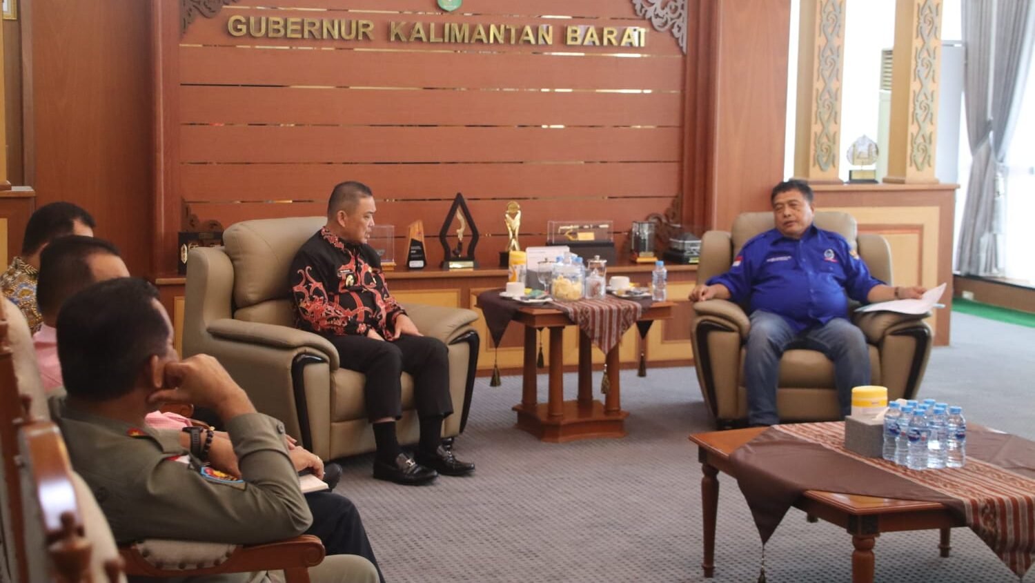 Gubernur Kalimantan Barat, Ria Norsan, didampingi Kadisnakertrans Kalbar saat menerima audiensi pengurus KSBSI Kalimantan Barat di Ruang Kerja Gubernur, Jumat (21/11/2025). Foto: HO/Faktakalbar.id
