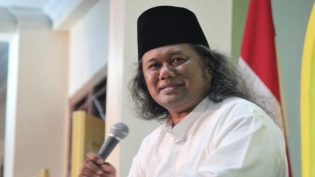 KH. Ahmad Muwafiq (Gus Muwafiq) saat menyampaikan Ceramah Kebangsaan di Rumah Adat Melayu, Pontianak, yang digelar PWNU Kalbar, Rabu (5/11/2025) malam.