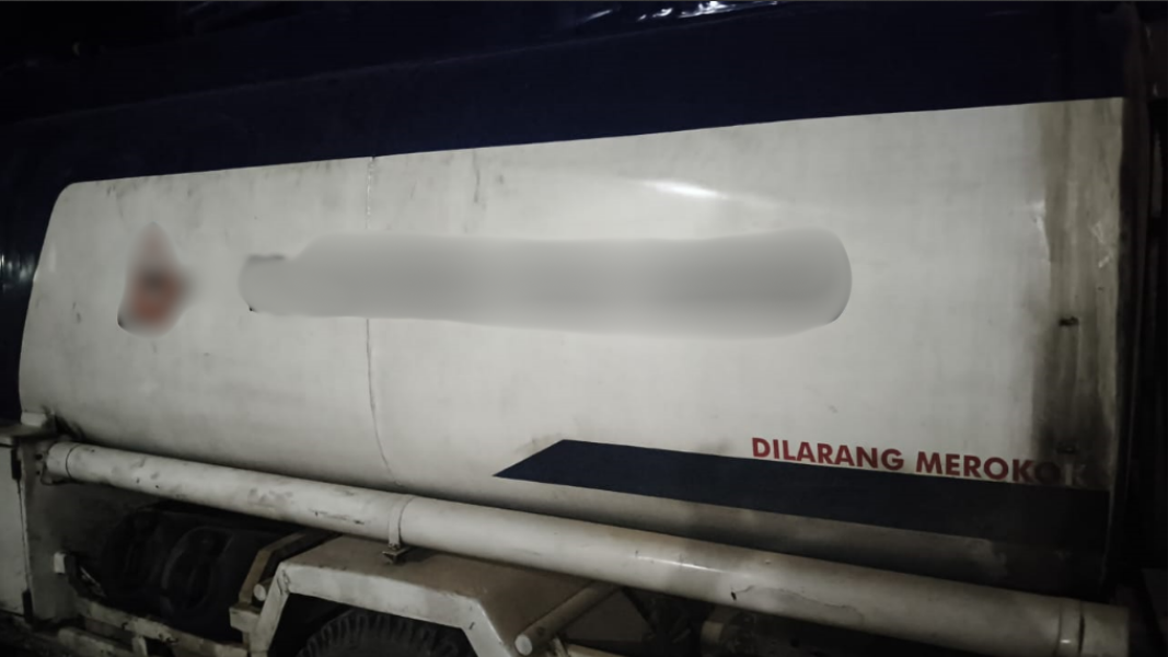 Truk tangki pengangkut BBM yang diduga bermuatan solar ilegal diamankan oleh pihak kepolisian. (Dok. HO/Faktakalbar.id)