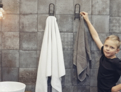 5 Cara Menjaga Handuk Tetap Segar dan Bebas Apek di Kamar Mandi