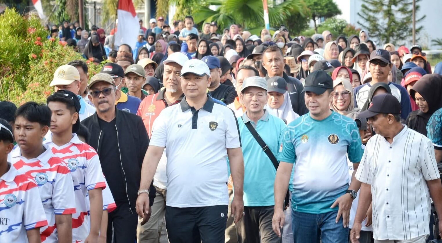 "Bupati Ketapang Alexander Wilyo hadiri Harlah ke-20 Ponpes Mamba’ul Khairat. Ia berharap pesantren melahirkan generasi unggul dan berdaya saing."