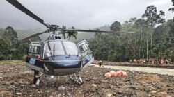 Helikopter BNPB mendarat di tepi sungai demi antarkan bantuan warga yang terisolir akibat bencana hidrometeorologi di Desa Sihaporas, Kecamatan Pinangsori, Kabupaten Tapanuli Tengah, Sumatra Utara, Sabtu (29/11/2025).