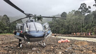 Helikopter BNPB mendarat di tepi sungai demi antarkan bantuan warga yang terisolir akibat bencana hidrometeorologi di Desa Sihaporas, Kecamatan Pinangsori, Kabupaten Tapanuli Tengah, Sumatra Utara, Sabtu (29/11/2025).