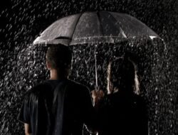 Dari Jendela Kafe: 4 Alasan Kenapa Hujan di Perkotaan Selalu Terasa Romantis