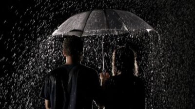 "Kenapa hujan di perkotaan terasa romantis? Dari pantulan lampu di aspal basah hingga suasana kafe yang hangat, temukan 4 alasannya di sini."