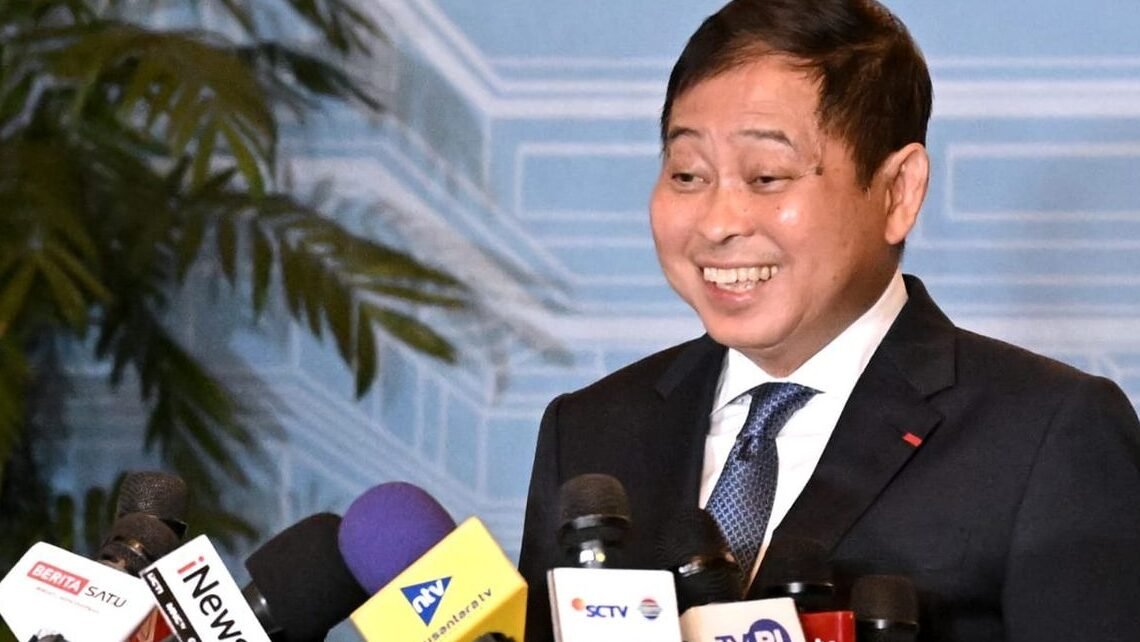 "Ignasius Jonan bertemu Presiden Prabowo Subianto selama 2 jam di Istana. Meski dulu menentang keras, Jonan bantah membahas polemik utang Kereta Cepat Whoosh."