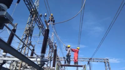 Ilustrasi - Petugas PLN tengah mengecek kesiapan Gardu. (Dok. Ist)