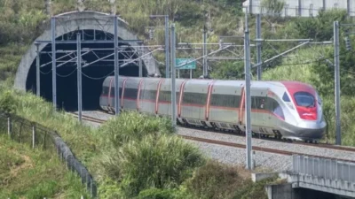 Ilustrasi - Kereta Cepat Jakarta-Bandung (Whoosh). KPK kini tengah mendalami dugaan korupsi dalam proyek ini, khususnya terkait proses pengadaan lahan.