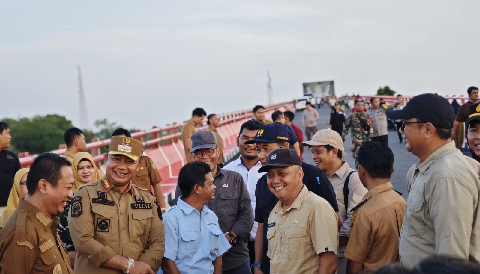 "Bupati Ketapang meninjau rencana jalan Jambi-Sukaramai-Sukamara. Akses 1,7 km ini akan dibangun lewat CSR 4 perusahaan setelah izin HPT selesai."