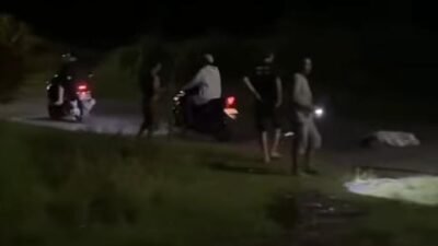 'Pengendara motor jatuh di Pal 16 Ngabang akibat jalan berlubang. Warganet soroti UU LLAJ dan sanksi pidana bagi pemerintah yang lalai perbaiki jalan."