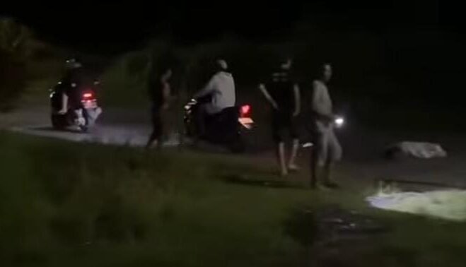 'Pengendara motor jatuh di Pal 16 Ngabang akibat jalan berlubang. Warganet soroti UU LLAJ dan sanksi pidana bagi pemerintah yang lalai perbaiki jalan."