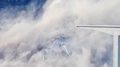 "Jembatan Hongqi di Sichuan, China, yang baru selesai dibangun awal 2025, ambruk sebagian pada Selasa (11/11/2025). Tidak ada korban jiwa dilaporkan."